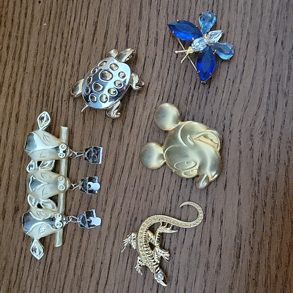 Assorted pins, mickey,cows,lizard turtle butterfly